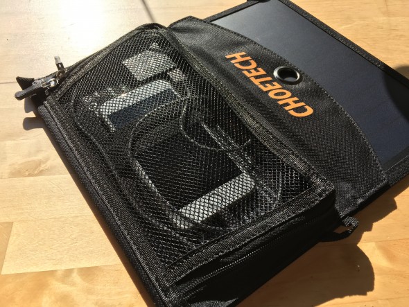 Die Tasche auf der Rückseite schützt das Smartphone vor der Sonneneinstrahlung.