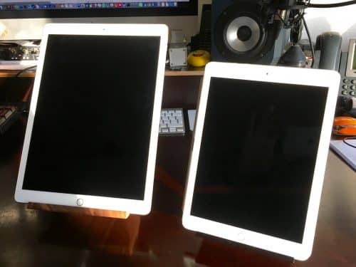 Vergleich von iPad pro 12,9 und iPad pro 9,7 jeweils im passenden Yohann.