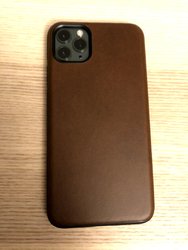 Rückseite_Handy_auf_Tisch.jpg