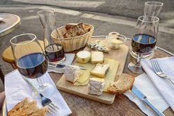 essen-trinken-frankreich-kaese-wein-brot.jpg