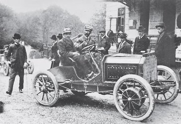 scaled-500x343-Ferdinand-Porsche-am-Steuer.jpg