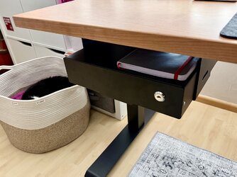 Untertisch-Schublade aus Metall in schwarz, montiert am Schreibtisch Untertisch-Schublade aus Metall in schwarz, montiert am Schreibtisch