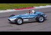 DSC09356 Rod Jolley aus Großbritannien im Lister-Jaguar Monza BJ 1958 - Winken.jpg