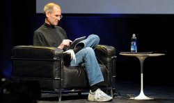 steve_jobs_ipad_typing.jpg