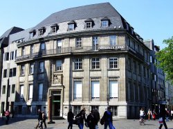 1280px-Dresdner_Bank_Münsterplatz_53111_Bonn.jpg