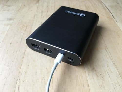 Zum Laden der Powerbank reicht ein Apple-Lightning-Kabel.