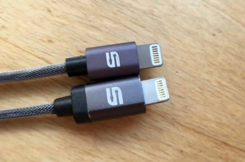 Der neue Lightning-Stecker (oben) ist deutlich kleiner.