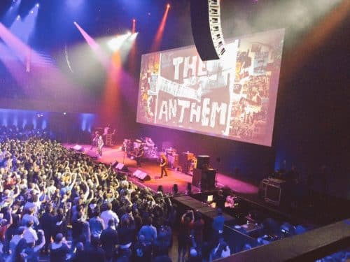 Auf der Bühne im Bill Graham Auditorium rockten Good Charlotte die Crowd.