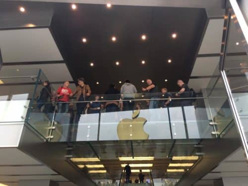 Die so genannte Brücke im Apple Store Hamburg.