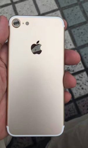 Man erkennt deutlich die veränderten Antennenstreifen des möglicheniPhone 7.