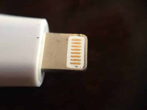 Der Lightning-Stecker ist gut verarbeitet und die Anschlüsse sind flach, wie Apple es vorgibt.