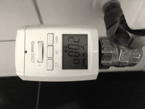 Der elektronische Thermostat von AVM am Heizkörper.