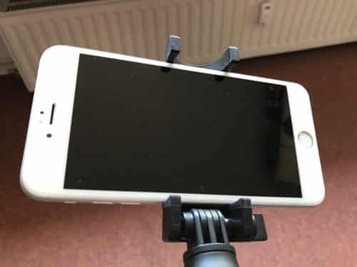 Nimmt man ein iPhone der Plus-Serie heraus sit etwas Fummelei angesagt.