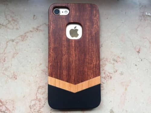 Ein goldenes iPhone 7 in der Holz-Hülle.