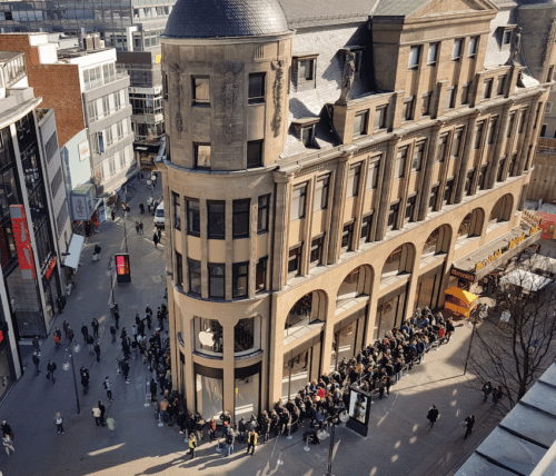 Apple-Store-Koeln-Eroffnung-Schlange-500x428.png