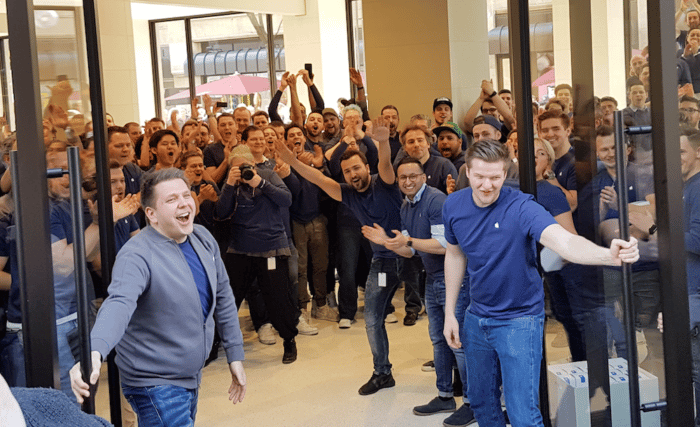 Eroeffnung-Apple-Store-Koeln-Tuer-700x427.png