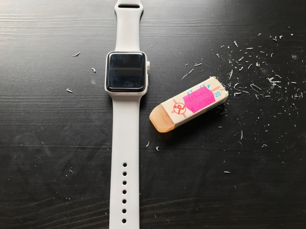 Eine Apple Watch Edition und ein Radiergummi