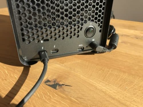 Neben den beiden Thunderbolt 3-Anschlüssen und dem Strom, findet sich auch noch ein USB-C-Verbinder.