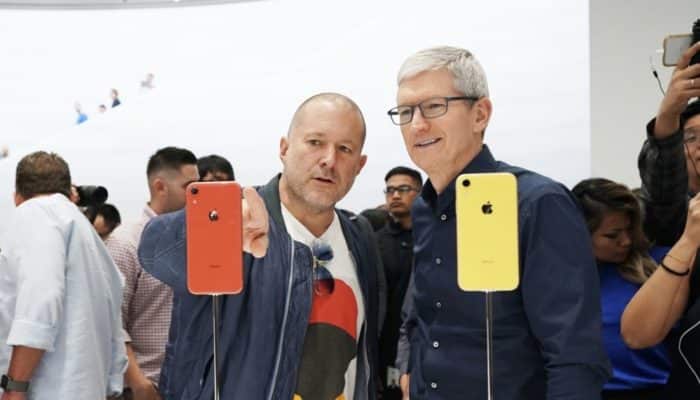 Gather-Rorund-Hands-On-Jony-Ive-Tim-Cook-iPhone-Xr-700x400.jpg