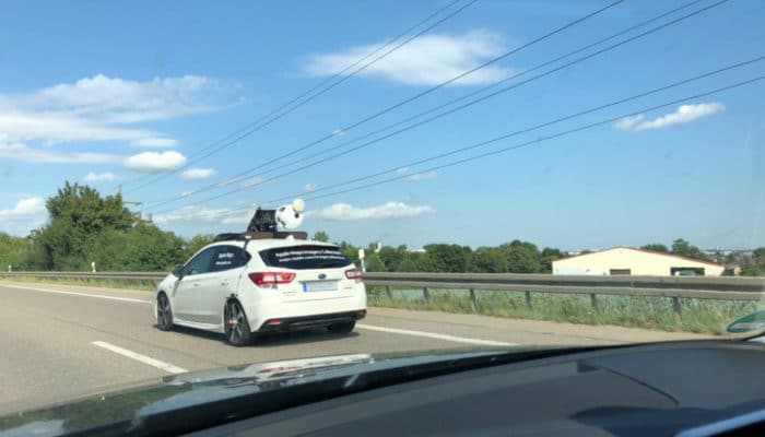 Ein Kamera-Auto von Apple mit eingeklappter Kamera