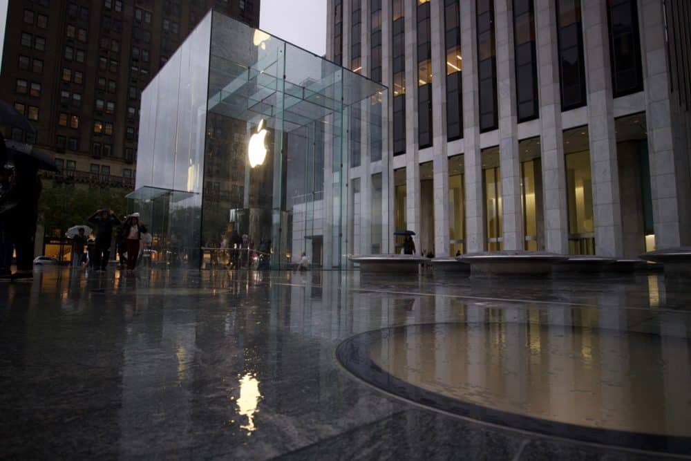 Mann nach Kauf von 300 iPhones bei Apple Fifth Avenue überfallen