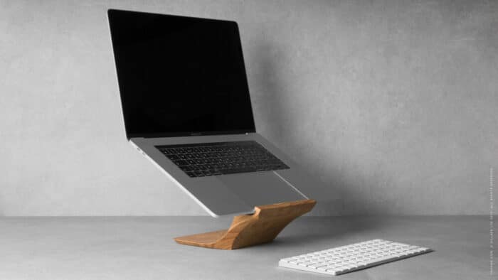 05-yohann-product-YB1OA-macbook-and-macbook-pro-stand-oak-wood-angled-side-view-with-macbook-pro-wireless-keyboard-and-mouse-700x394.jpg