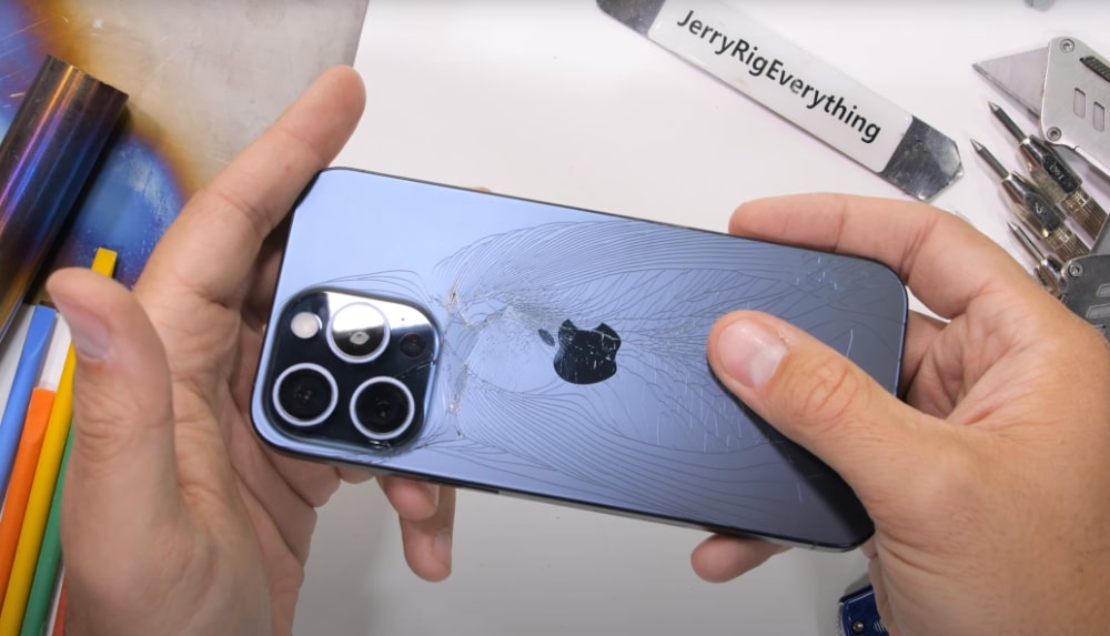 iPhone 15 Pro Max Rückseite zerbricht blitzschnell im Haltbarkeitstest