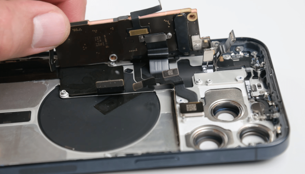 iPhone 15 Pro Max: iFixit zeigt das Innenleben des neuesten Apple-Smartphones