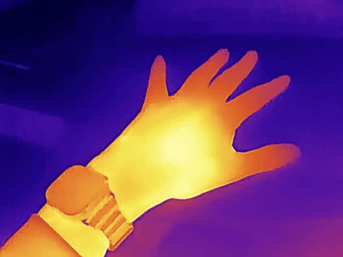 Eine menschliche Hand dargestellt mit der P2 Pro Wärmebildkamera Eine menschliche Hand dargestellt mit der P2 Pro Wärmebildkamera