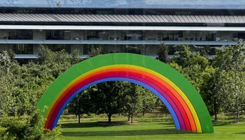 Apple Park: Regenbogenstruktur rechtzeitig vor der WWDC 2025 wieder installiert