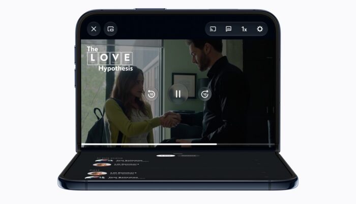 Ein schwarzer Laptop zeigt eine Videoseite mit zwei Personen, die sich die Hand geben, während ein Titel "The LOVE Hypothesis" sichtbar ist.